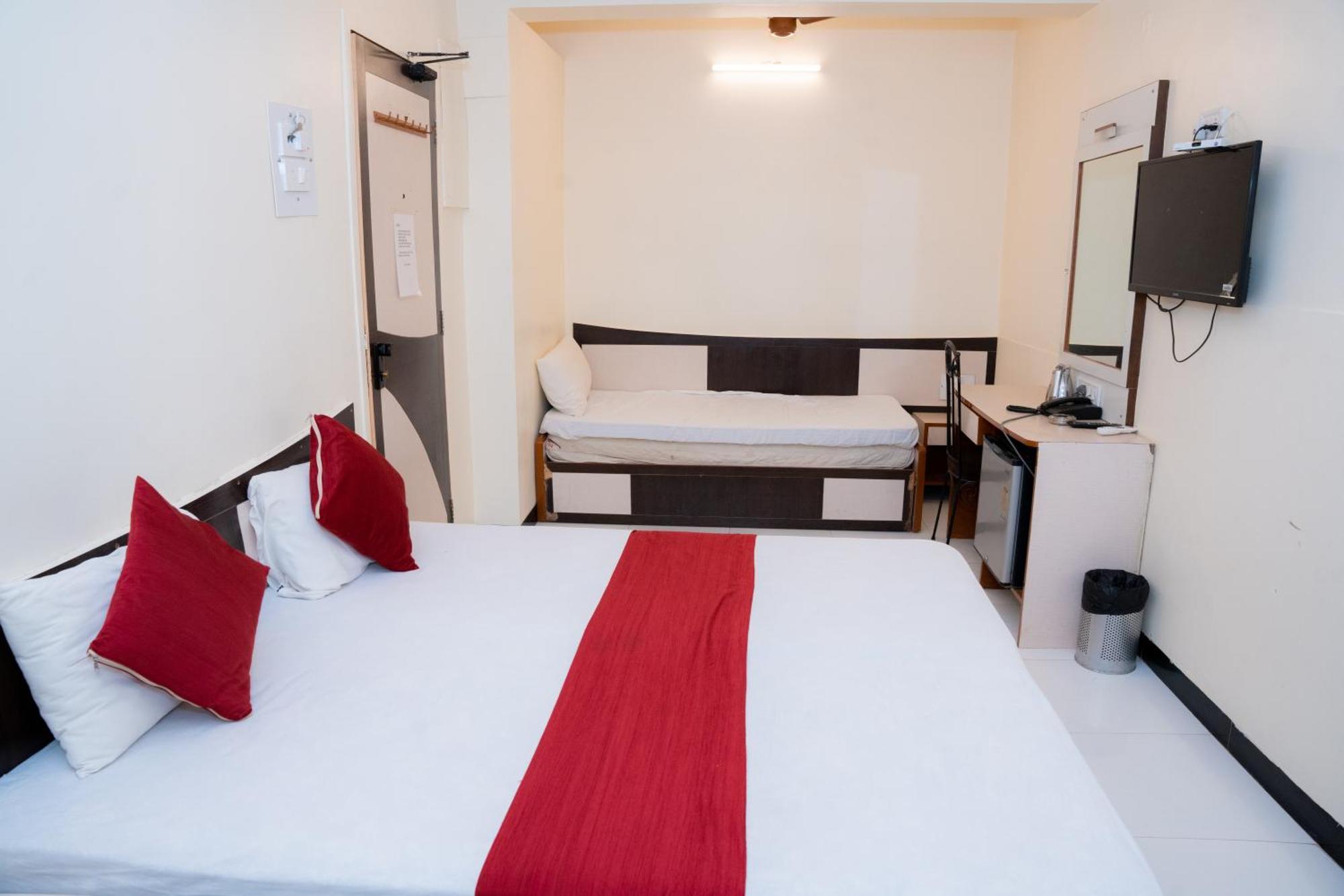 Saigal Guest House Мумбай Екстериор снимка
